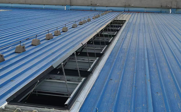 某城市大型商业综合体中庭陇南排烟窗工程